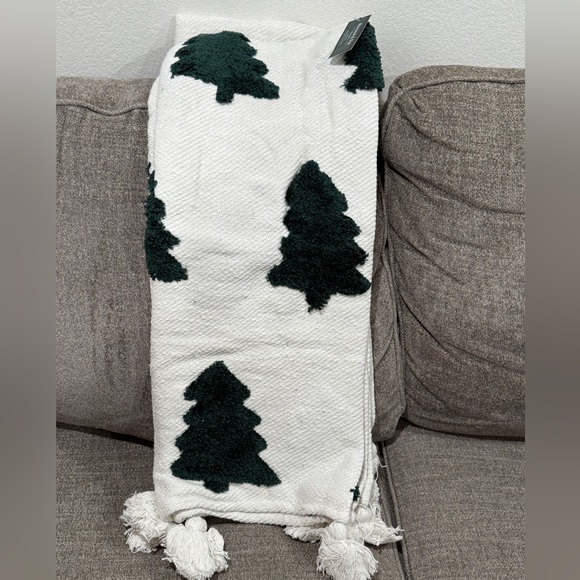 Hand Crafted Other - NWT Tufted Green TreesThrow Blanket